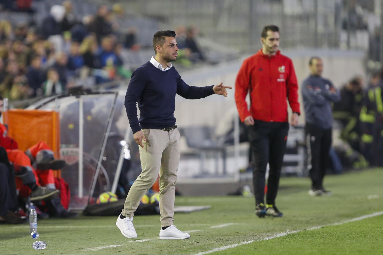 Jorge Romero dirige al Córdoba CF desde el área técnica de El Arcángel.