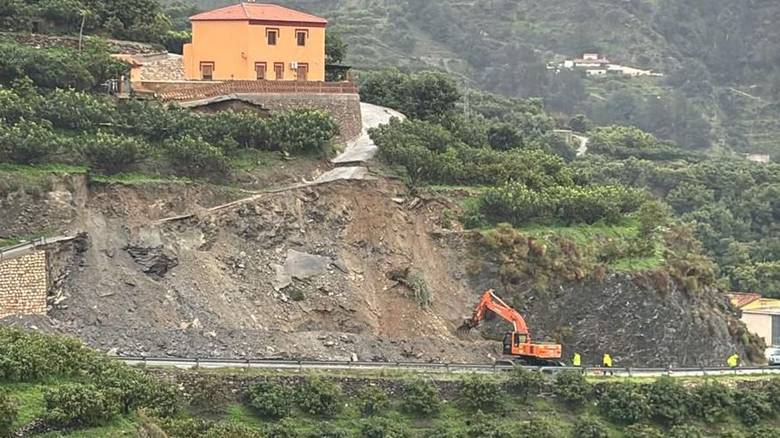 Maquinaria trabajando en uno de los desprendimientos en Otívar