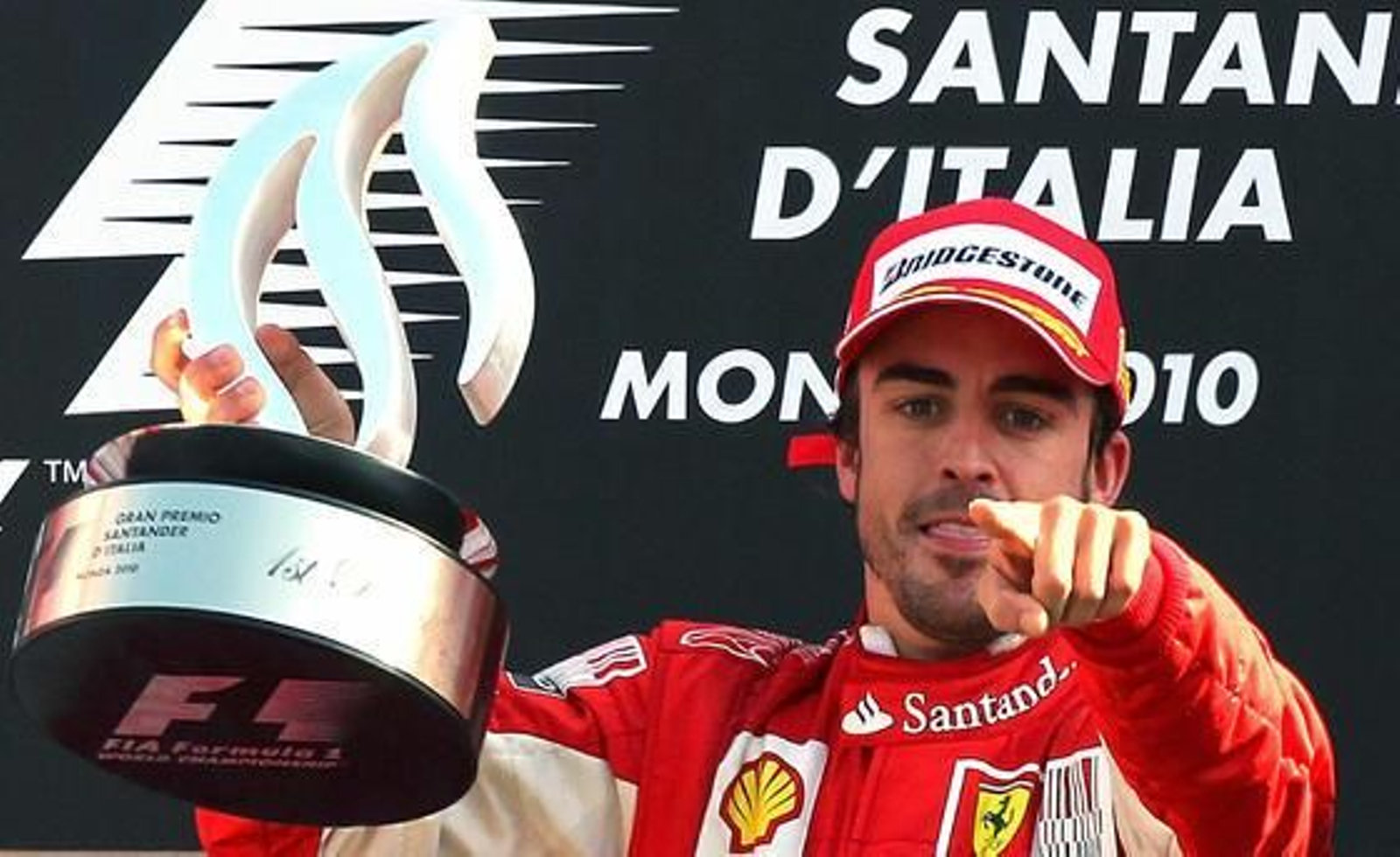 Fernando Alonso levanta el trofeo de campeón del Gran Premio de Italia. / EFE