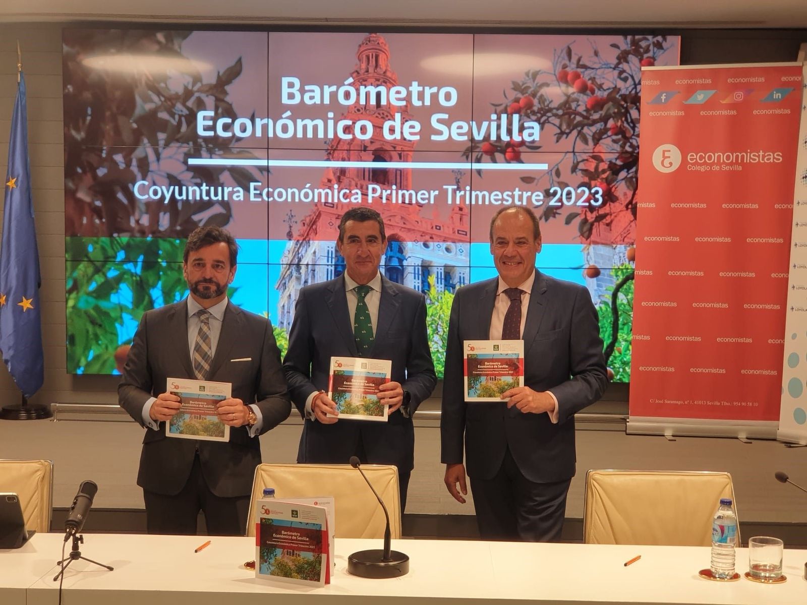 El director ejecutivo del estudio y catedrático del Departamento de Economía de Loyola, Manuel Alejandro Cardenete, y el decano del Colegio Profesional de Economistas de Sevilla, Francisco J. Tato, en la presentación del Barómetro Económico.