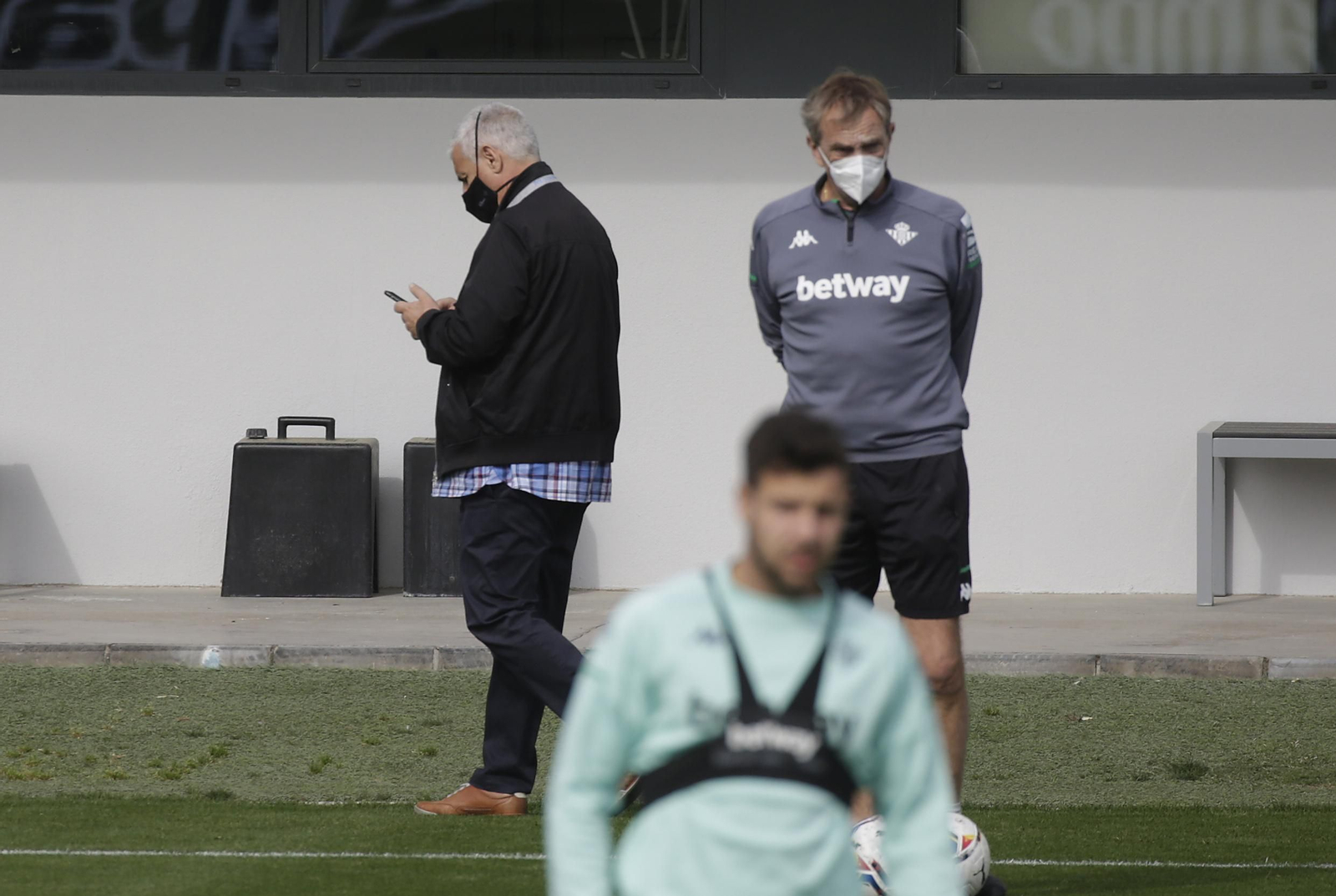 Antonio Cordón consulta el móvil durante un entrenamiento.