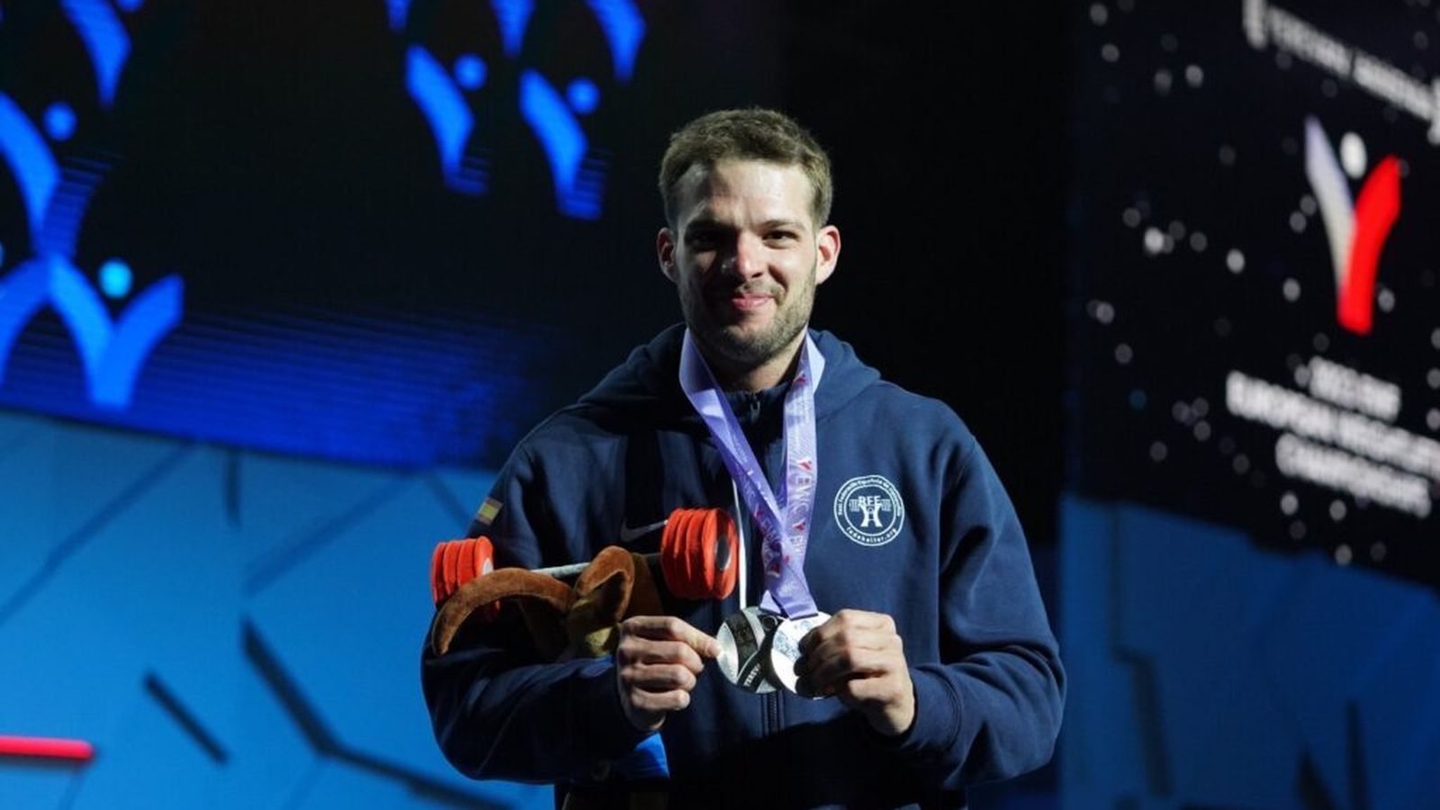 David Sánchez posa con unas de las medallas conseguidas a lo largo de su carrera deportiva.