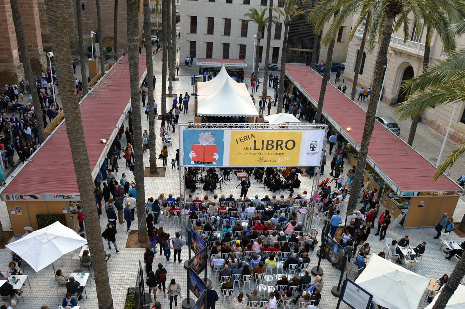 La Feria del Libro de Almería se celebra en la Plaza de la Catedral.