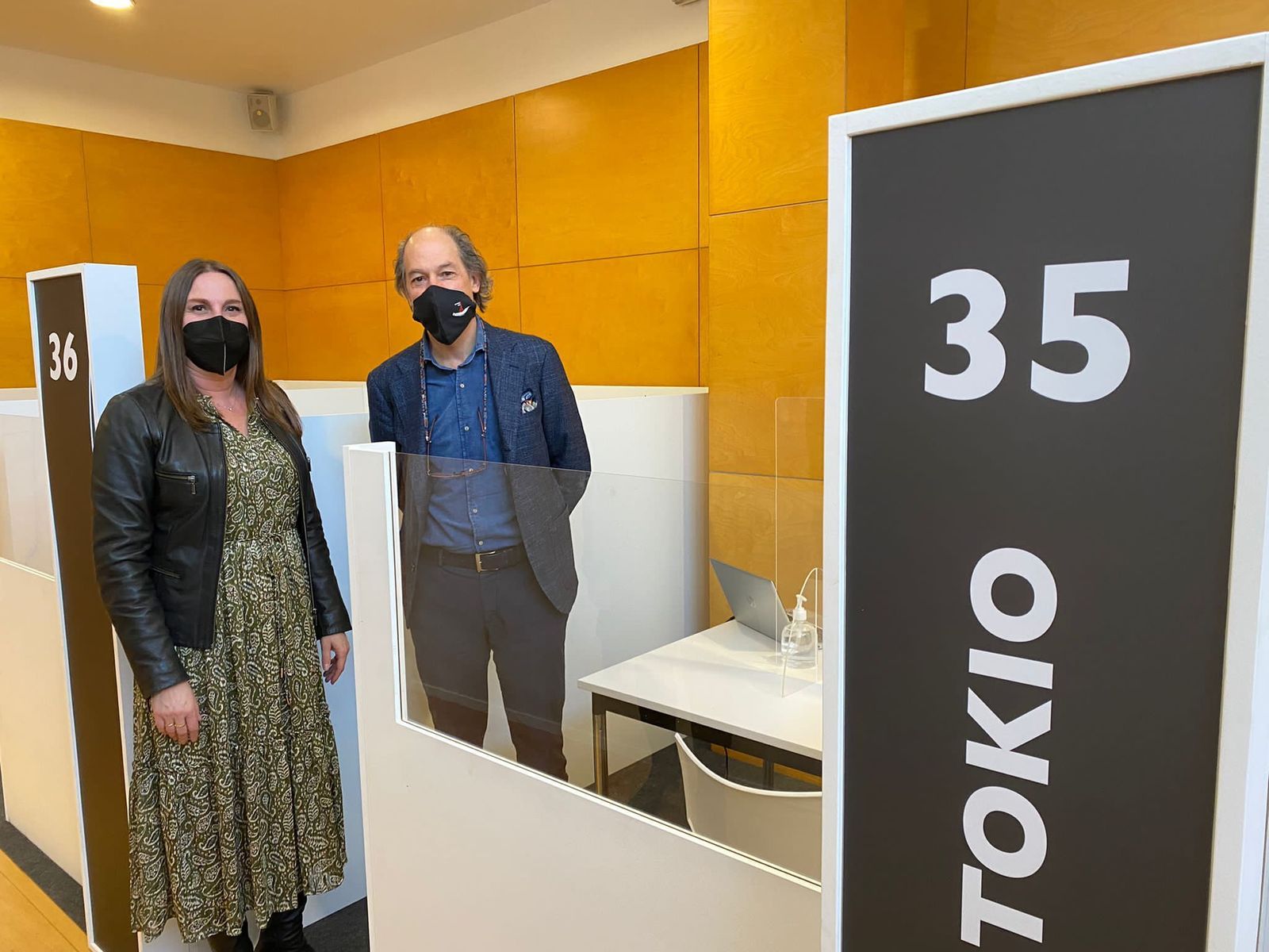 Regla Moreno con el director de la Oficina Española de Turismo en Tokio.