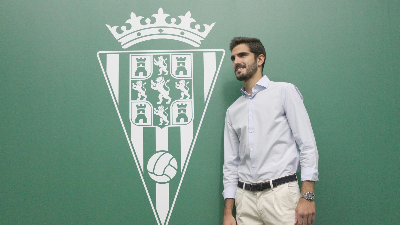 Bernardo posa con el escudo del Córdoba CF en El Arcángel.