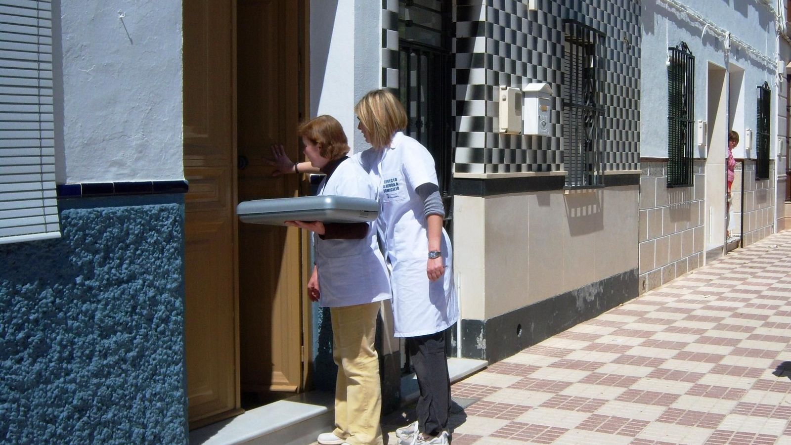 Una auxiliar de ayuda a domicilio acompaña a una usuaria