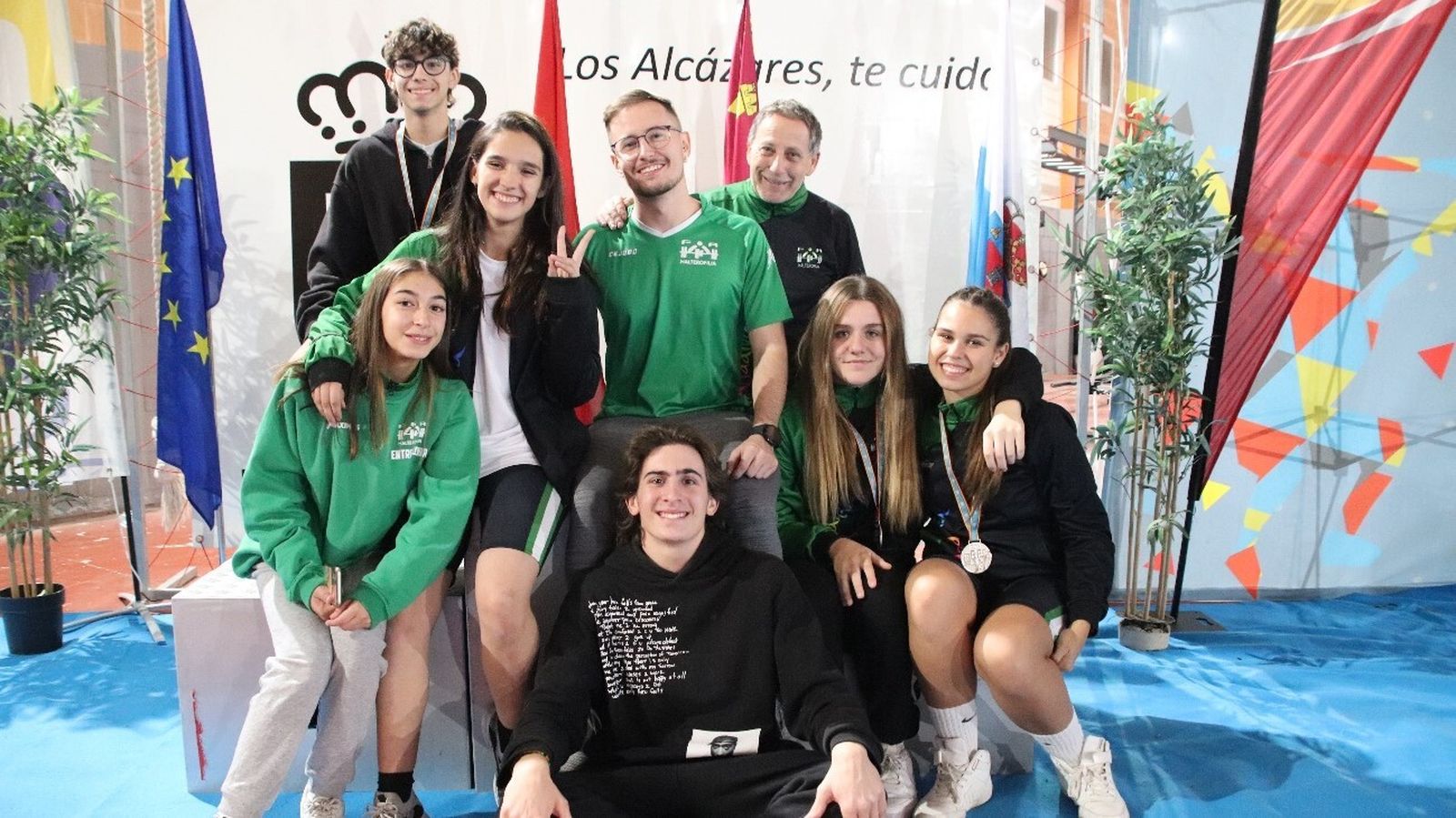 De arriba abajo, de izquierda a derecha: Juan Manuel, Deyanira, Jorge, Adolfo, Raquel, Manuela, África y Francisco, del Club de Halterofilia de San Fernando (CHSF).