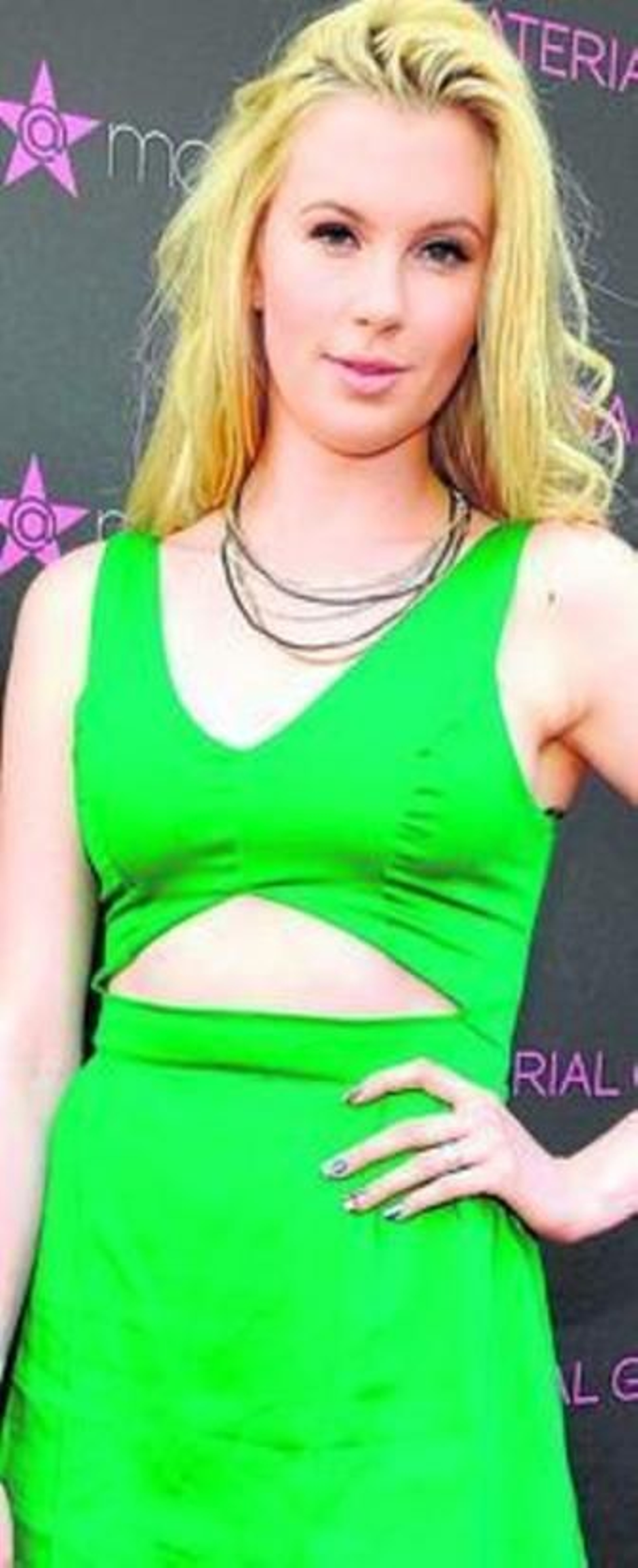 La joven se parece mucho a sus famosos padres.