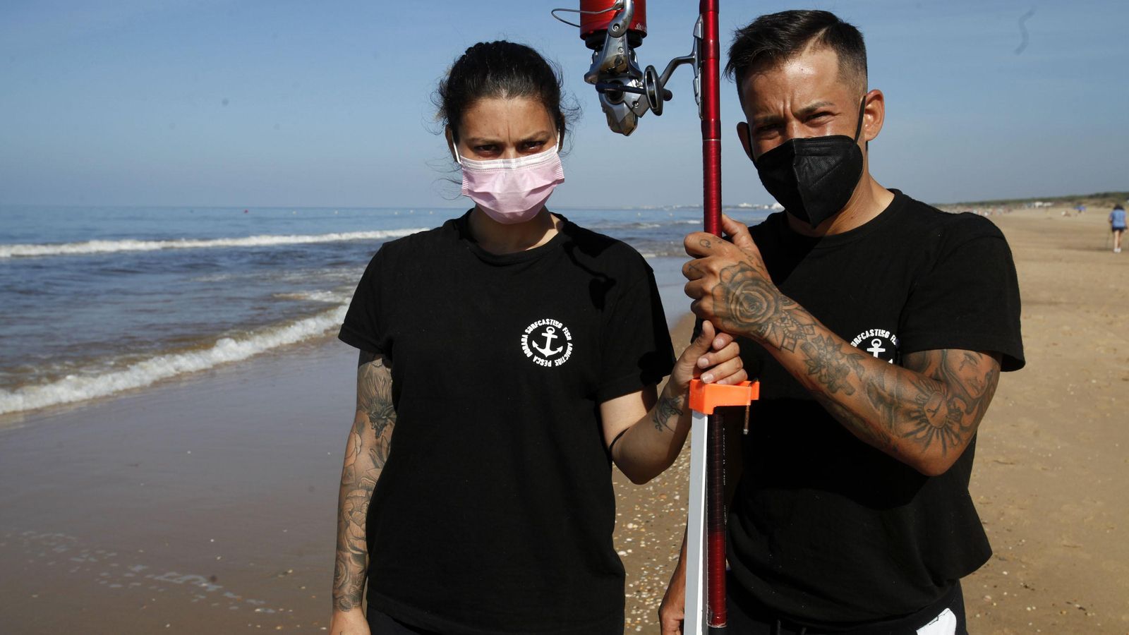 Óscar y Bárbara posan para Huelva Información durante una jornada de pesca en la playa de Los Enebrales (Punta Umbría)