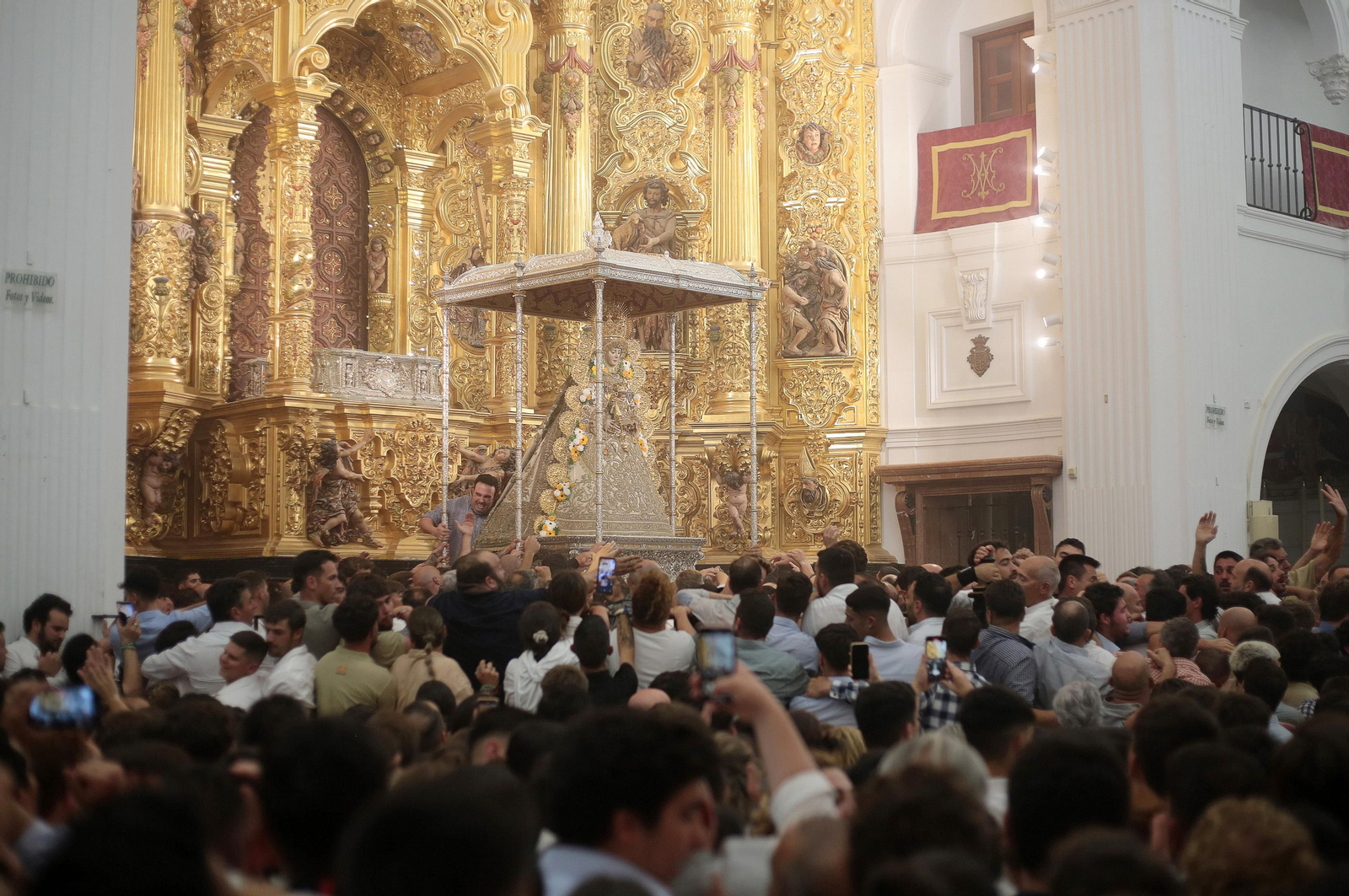 El Rocío 2023: Salto a la reja y procesión de la Virgen del Rocío en imágenes