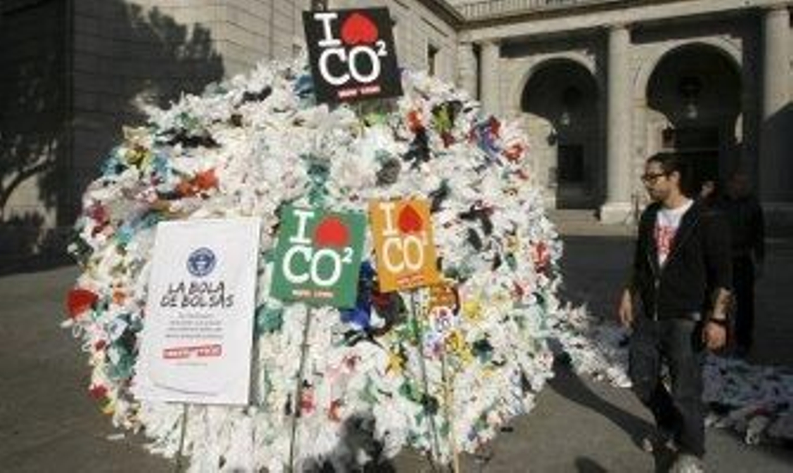 Una bola de 18.000 bolsas de plástico para exigir un acuerdo justo del clima
