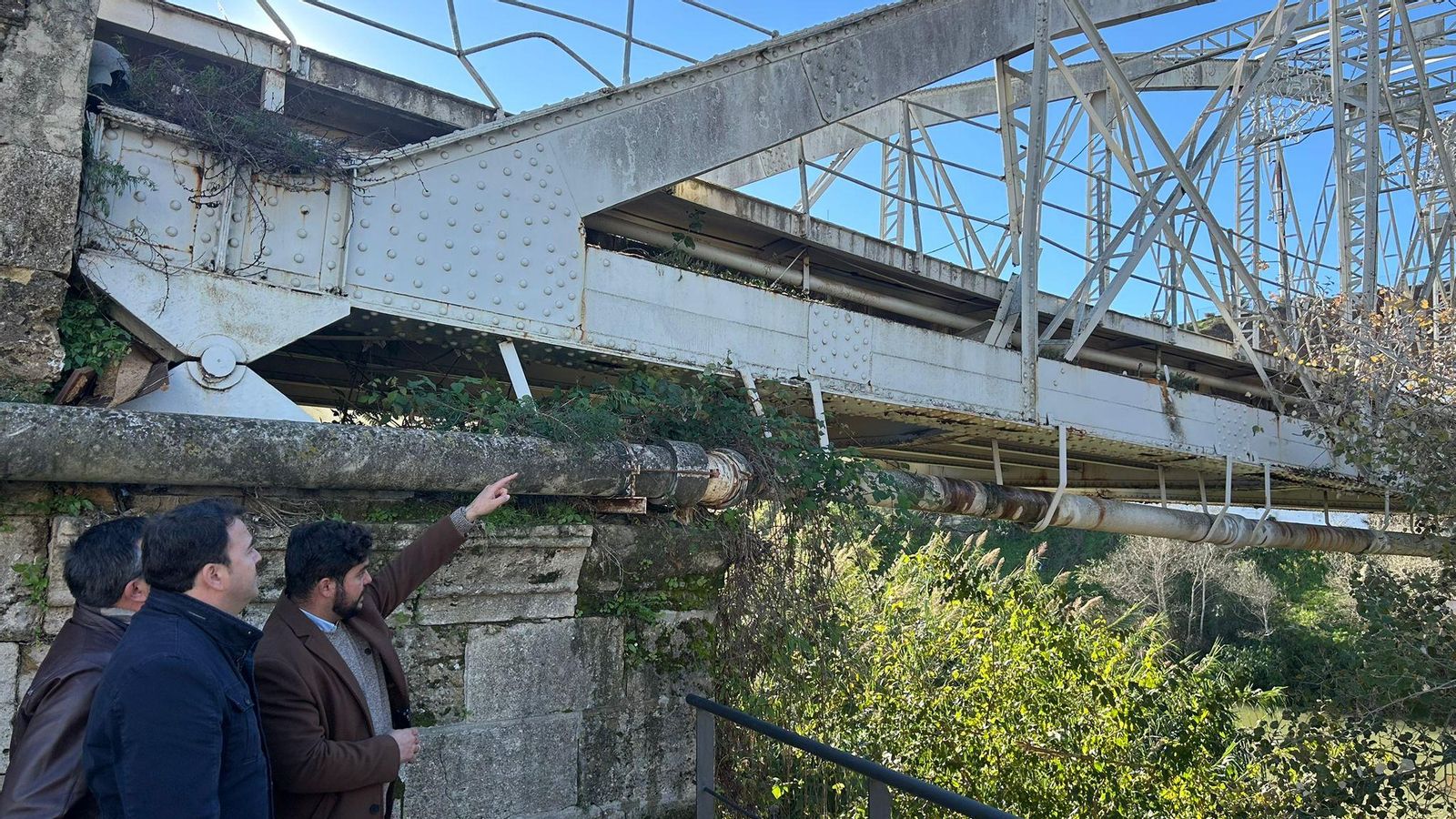 Las autoridades locales comprueban el daño en el puente