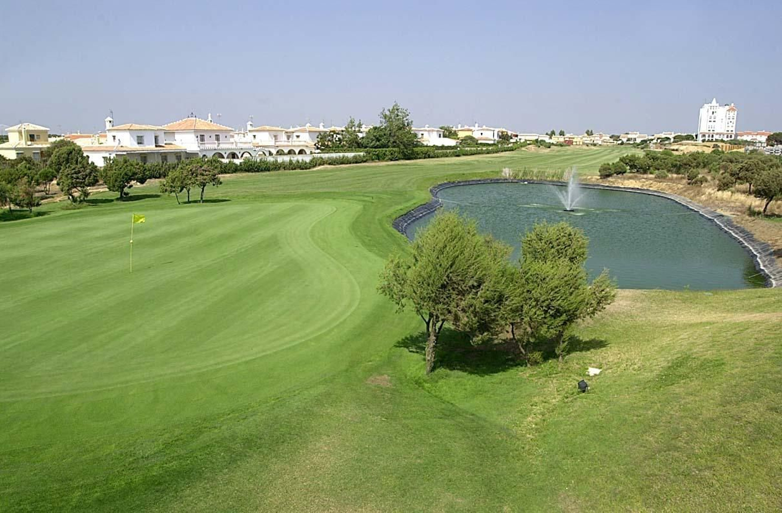 Panorámica del campo de golf Dunas de Doñana, en Matalascañas, cuando estaba activo.