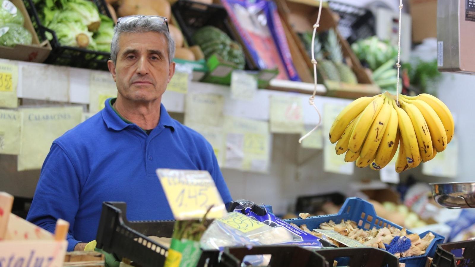 Sergio, en su puesto de fruta.
