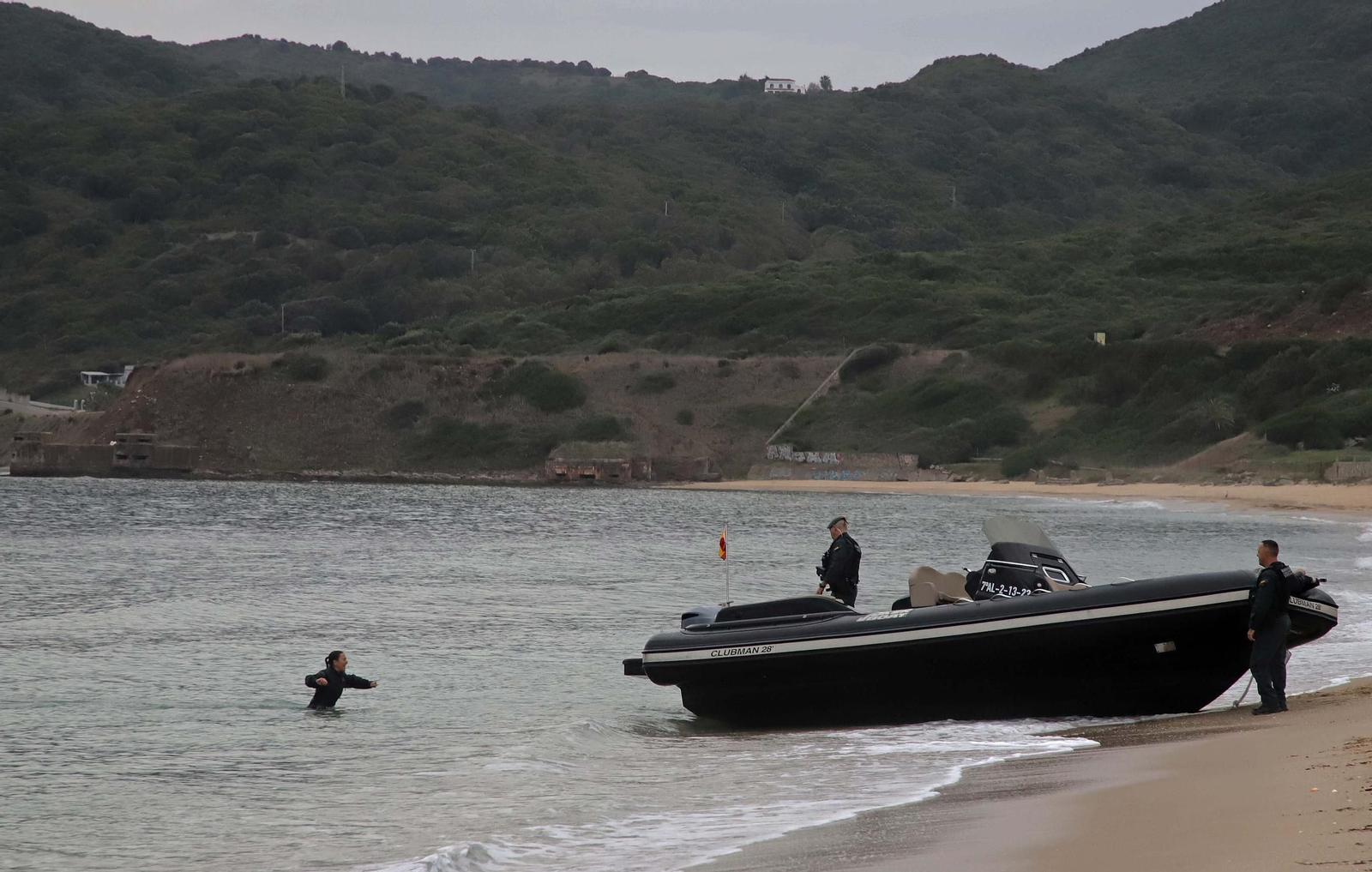 Fotos de la embarcación varada en la playa de Getares en Algeciras