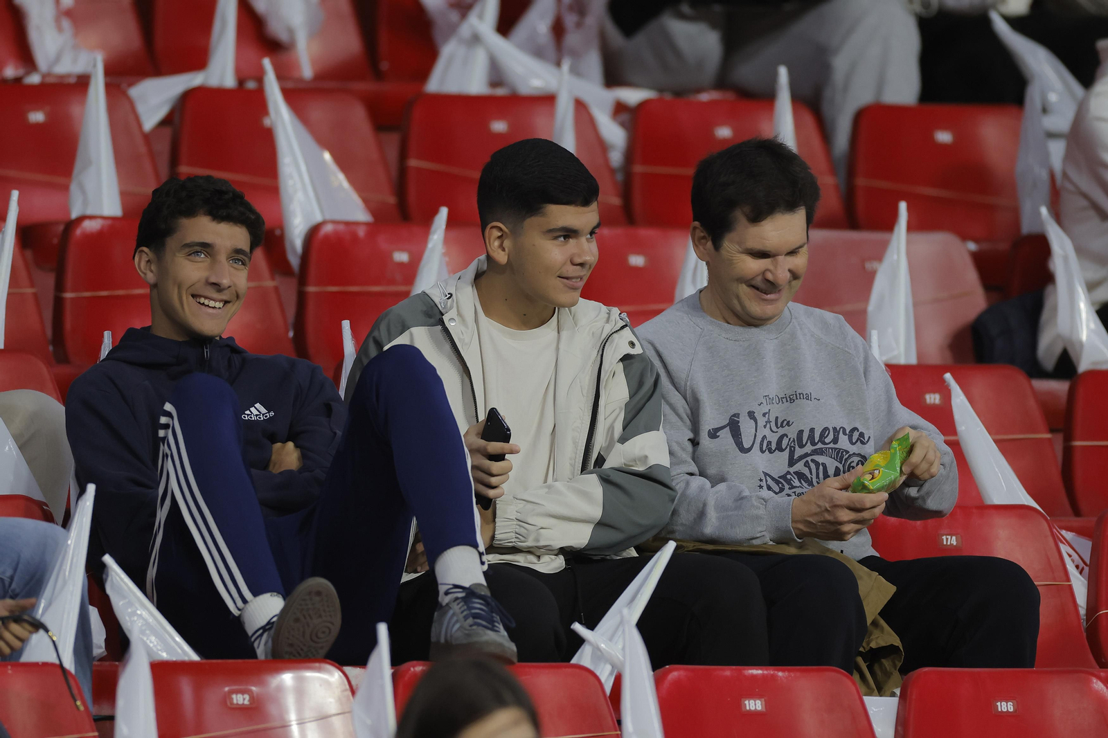 Búscate en las fotos del Sevilla-Arsenal