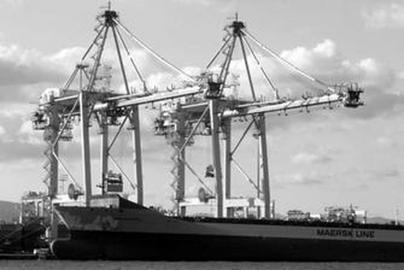 El 'Maersk NewPort' descargando tras producirse el accidente en su interior y momentos antes de ser llevado al Dique Norte.