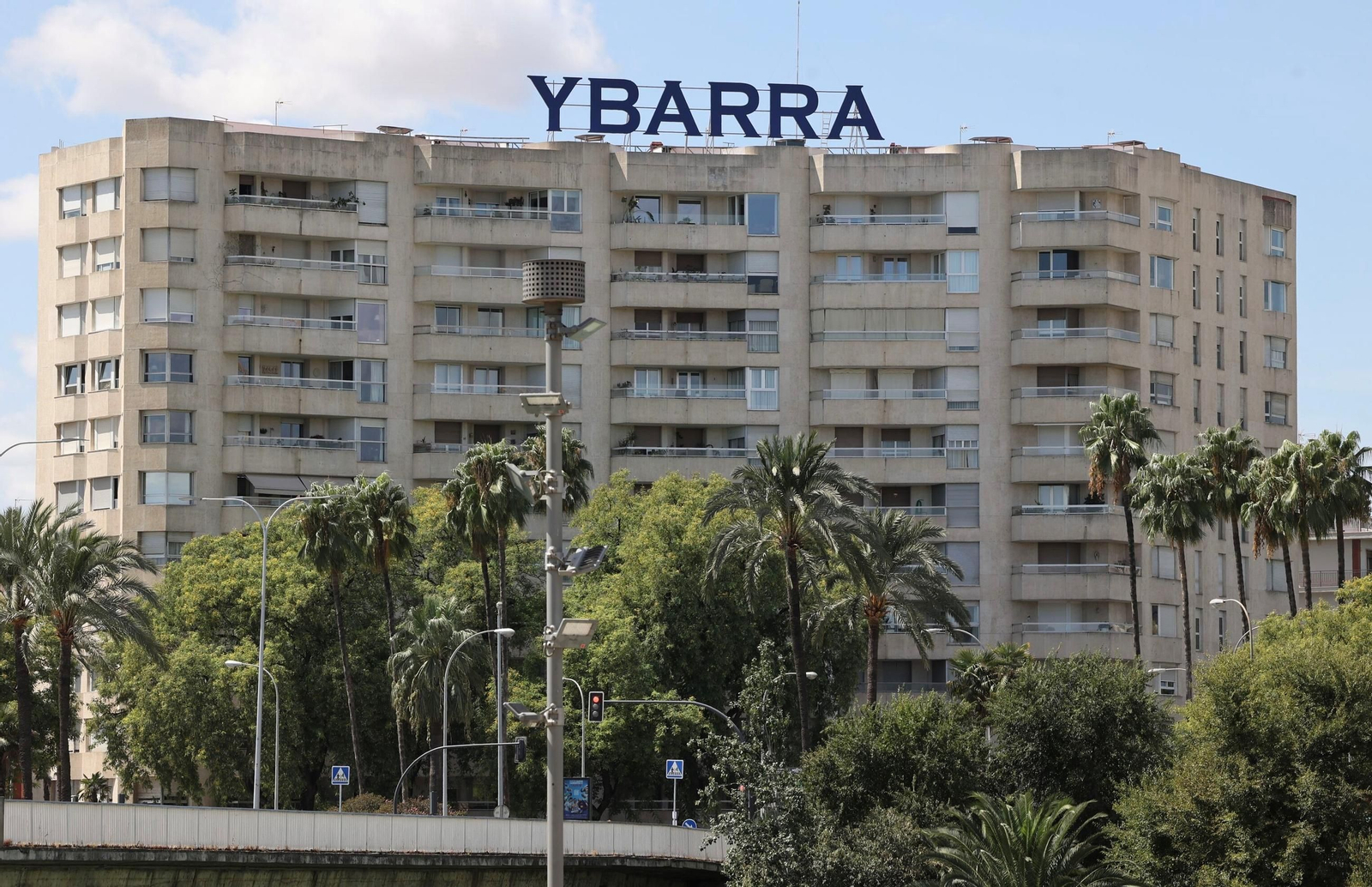 El rótulo de Ybarra en la Glorieta de las Cigarreras.