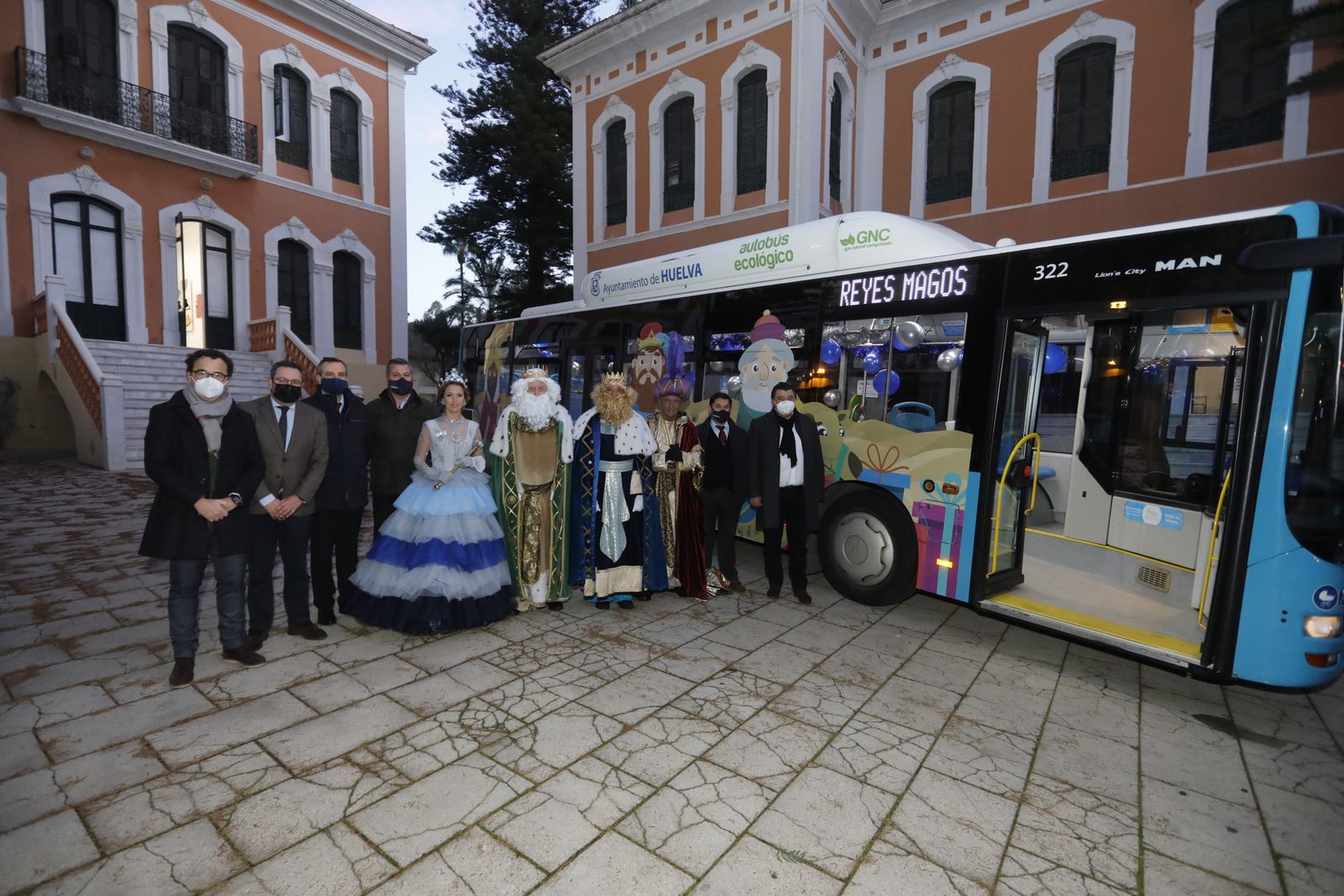 Imágenes de la visita de los Reyes Magos a los hospitales y residencias de mayores de Huelva