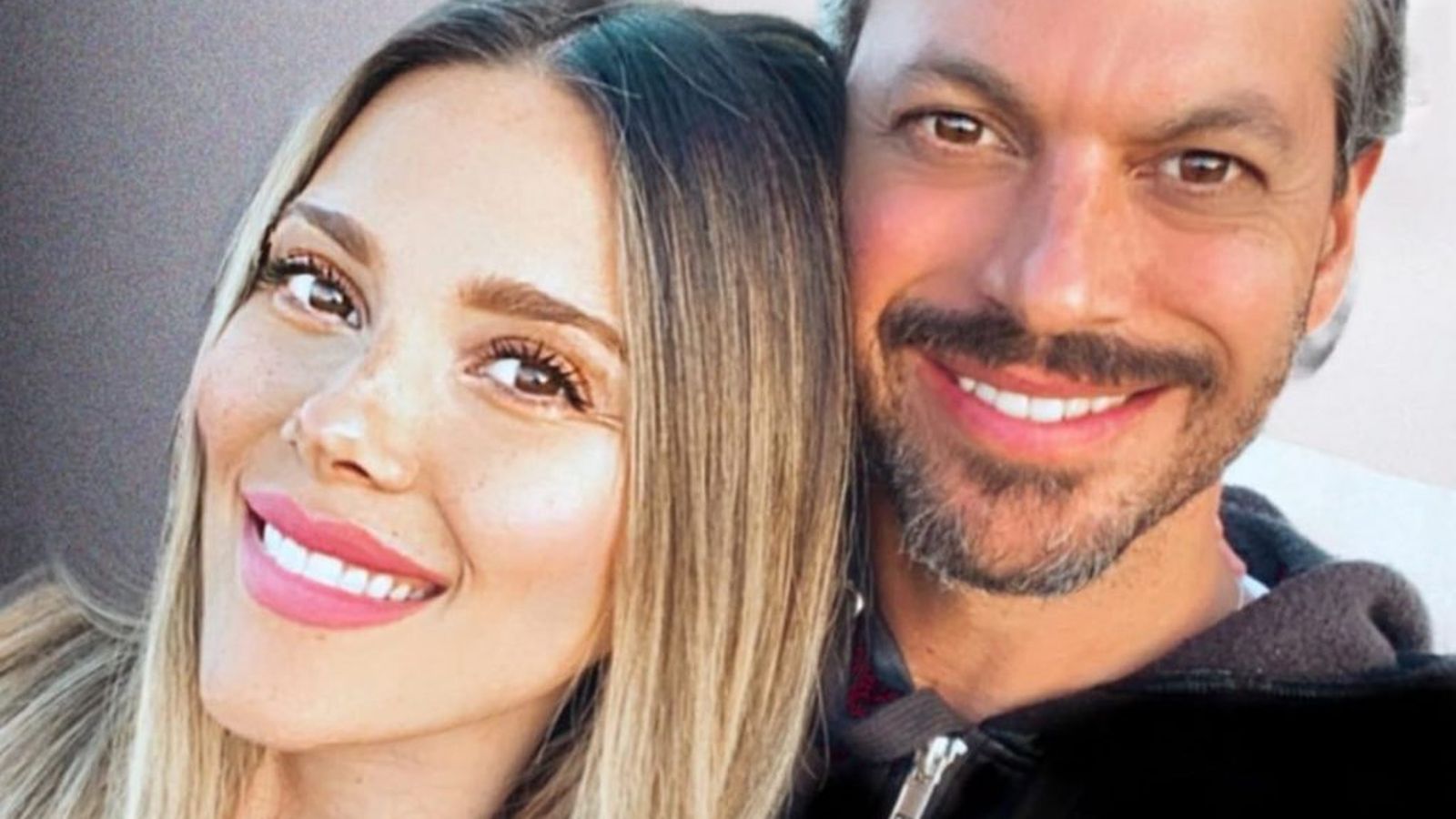 La cantante Lorena Gómez y René Ramos, hermano de Sergio.