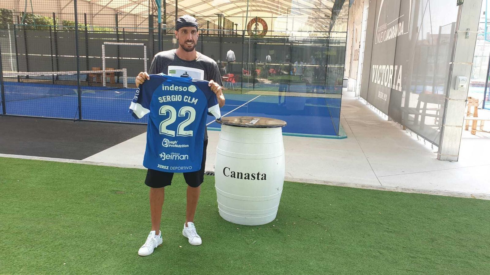 Sergio Martínez muestra su camiseta con el dorsal 22.