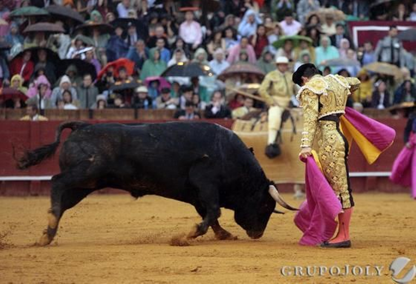 El Juli, en plena faena con el segundo toro de la ganadería de Daniel Ruiz.

Foto: Juan Carlos Muñoz