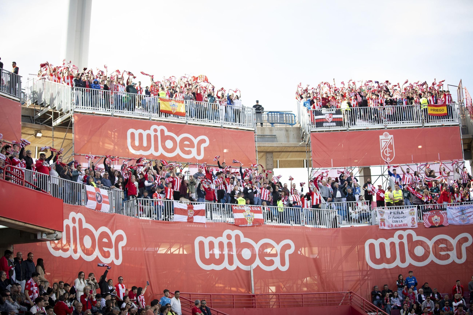 Encuéntrate en el recibimiento al Granada y la grada de Los Cármenes