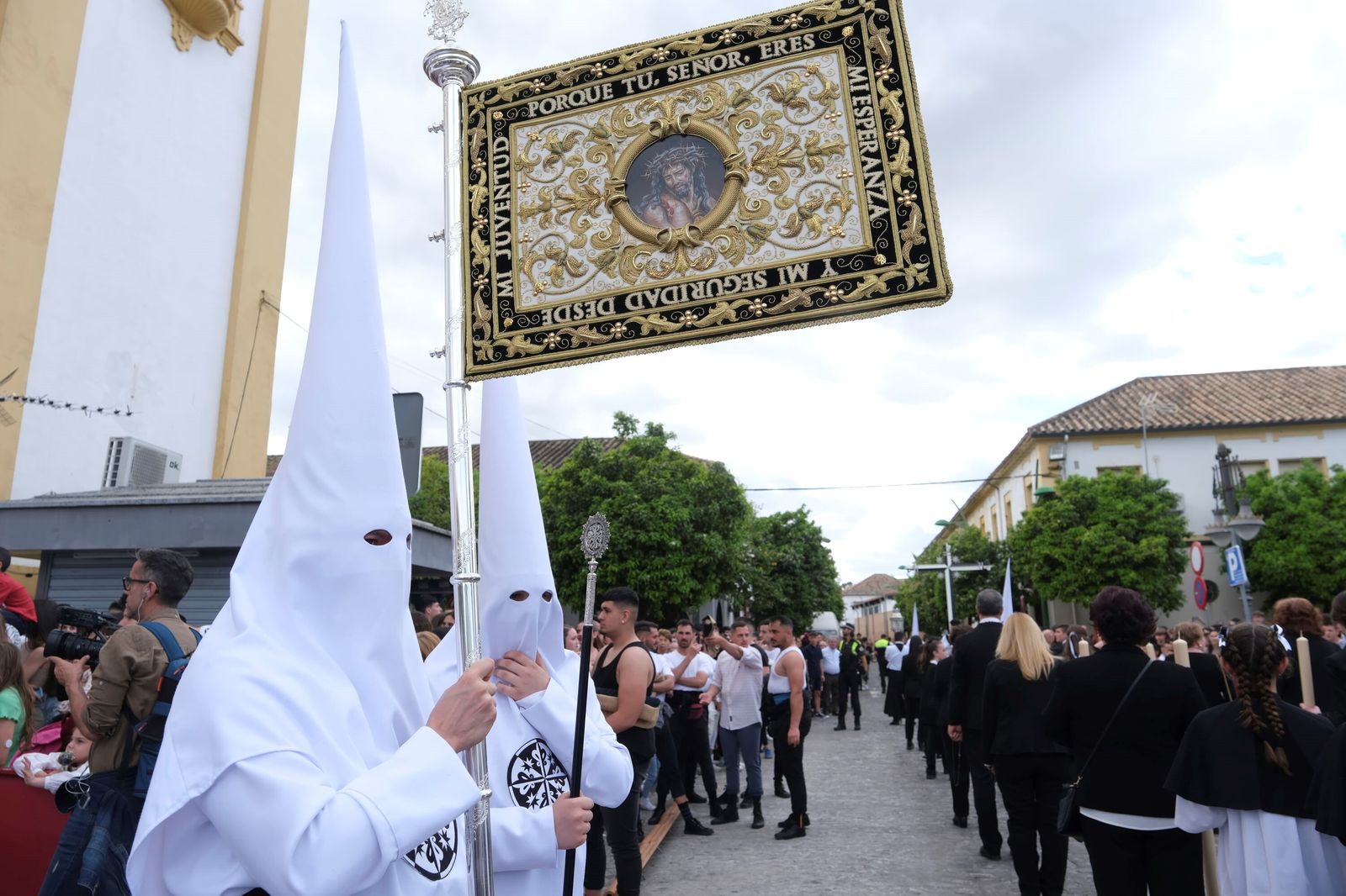 Sábado de Pasión en Córdoba: la procesión de la hermandad de la Presentación al Pueblo de Córdoba, en imágenes
