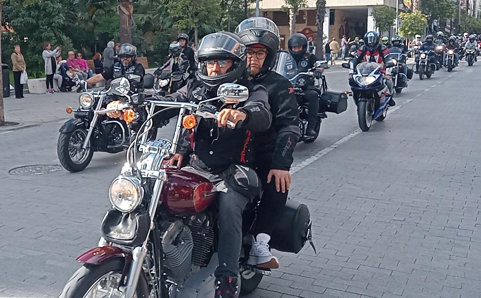 Imágenes de la concentración motera en memoria de Hugo Millán por las calles de Huelva