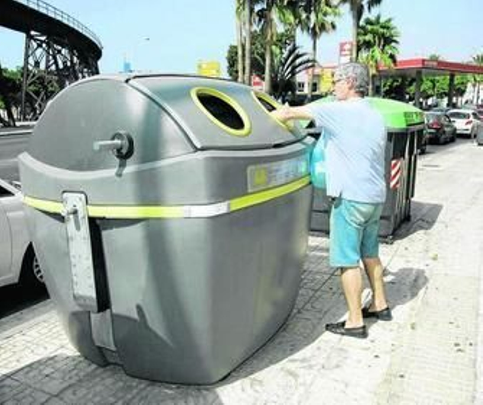 Un ciudadano reciclando envases en uno de los nuevos contenedores.