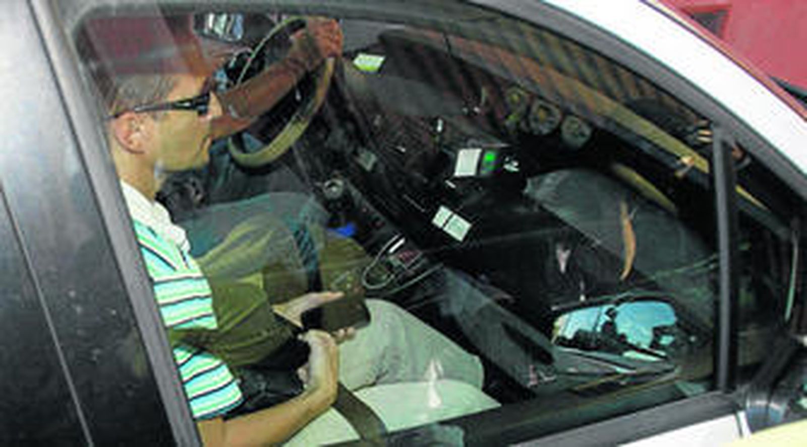 1. El padre de los niños desaparecidos, José Bretón, ayer a su llegada a la comisaría de Campo Madre de Dios subido en un taxi y con la cara descubierta. 2. Imagen de los tres testigos que aseguran que vieron al progenitor de Ruth y José Bretón en el Parque Cruz Conde el pasado sábado tras perderlos . 3. El vehículo del equipo Grupo Especial de Operaciones Subacuáticas, ayer a su salida de la comisaría.