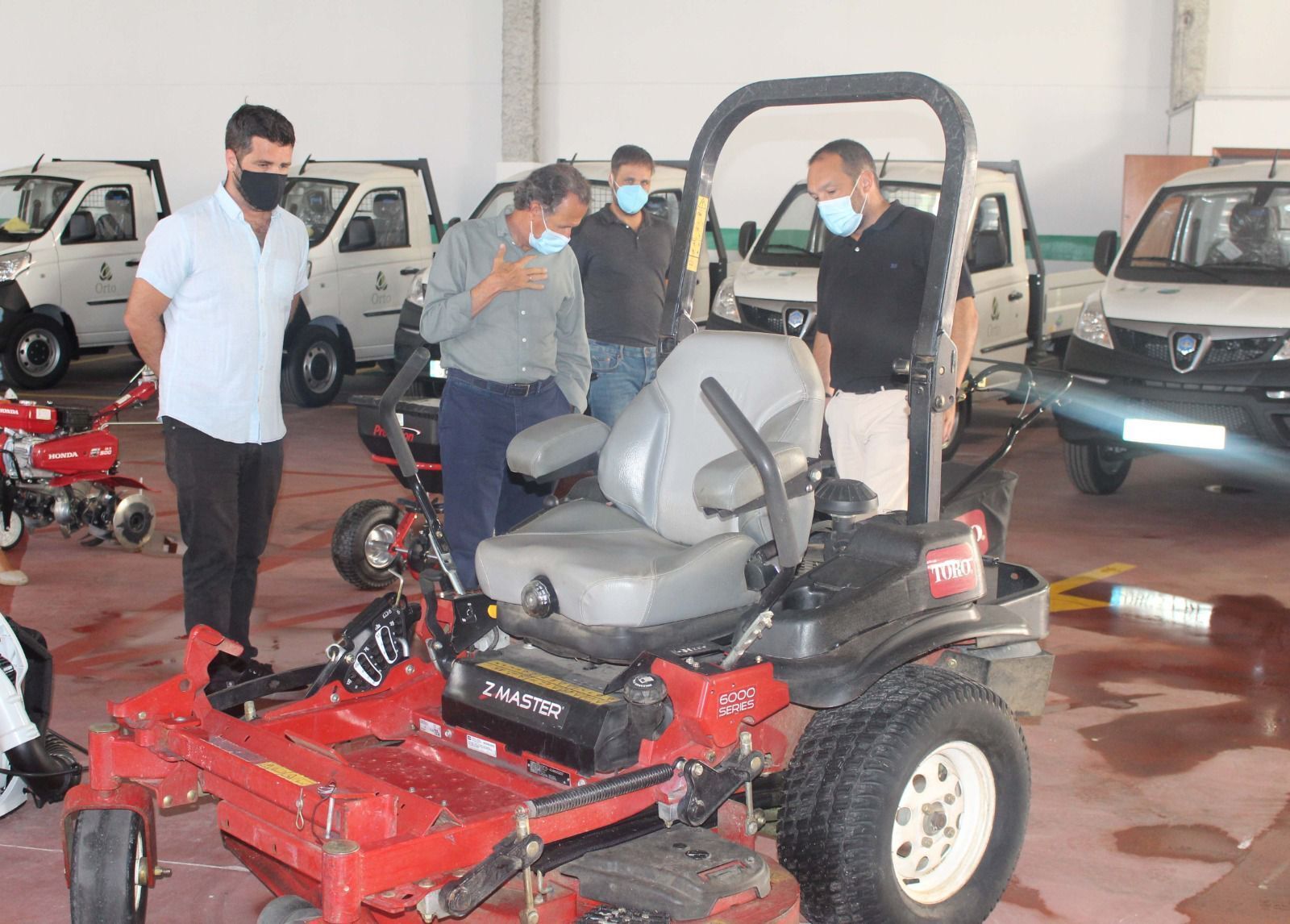 Visita realizada por los responsables municipales a las instalaciones de le empresa encargada del servicio de Parques y Jardines.