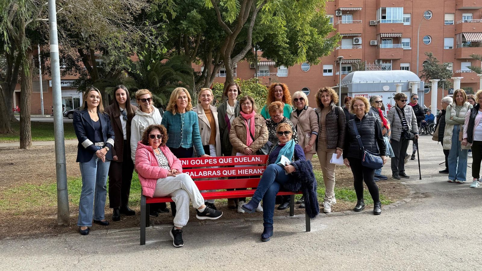 Un banco rojo en el Parque de Los Molinos