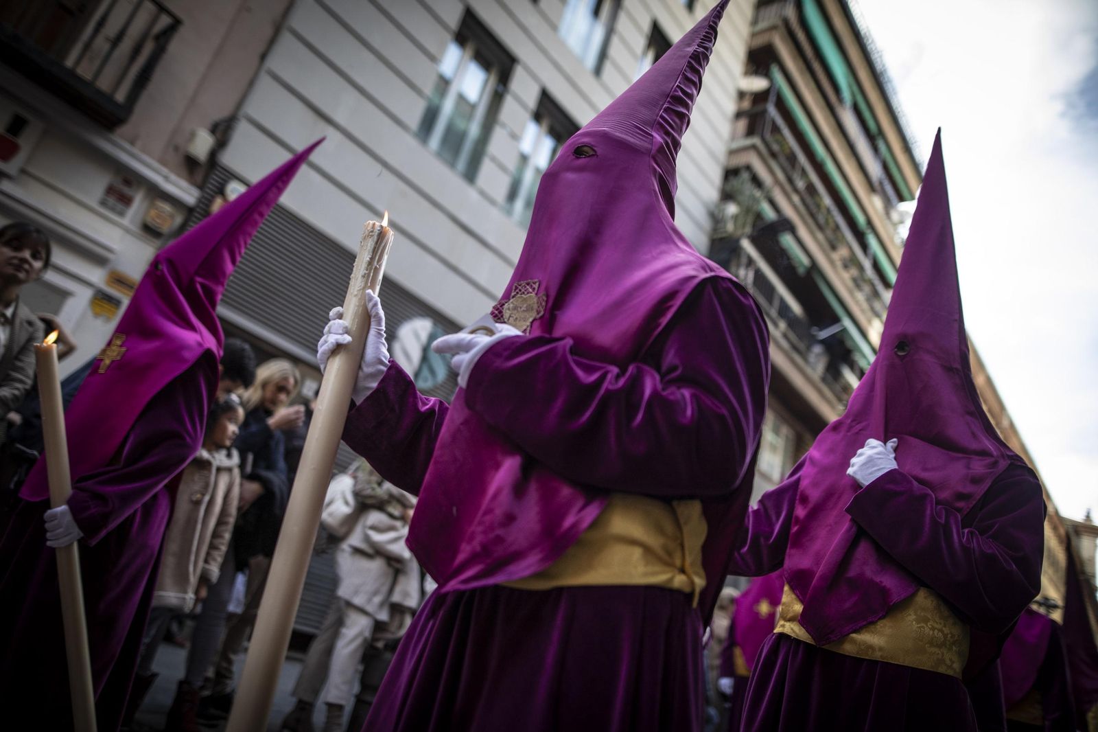 Así vivió Granada la salida de la centenaria Cofradía del Rescate 2025