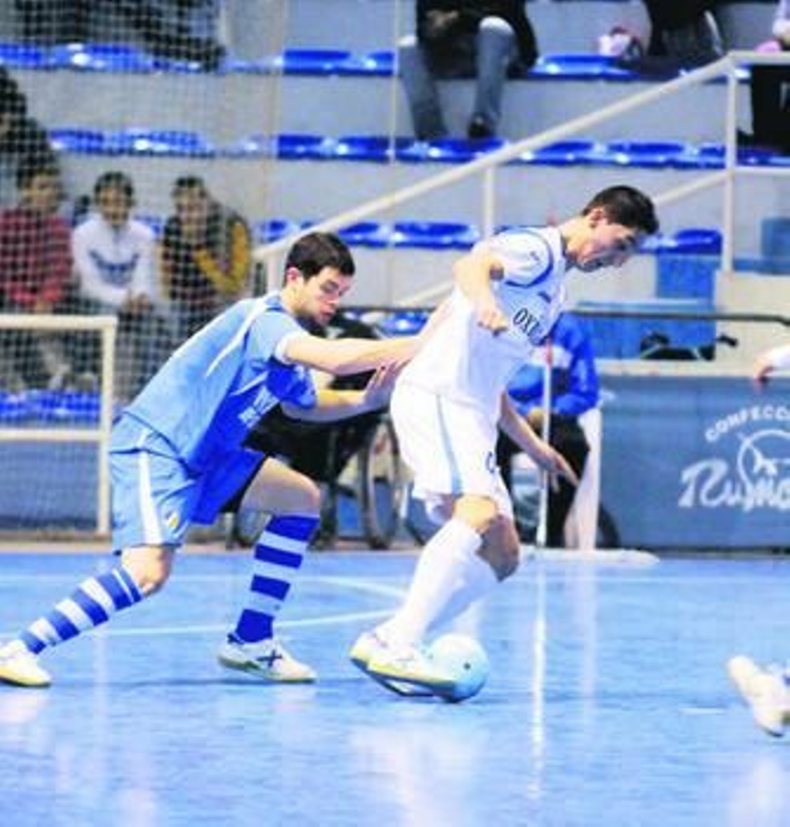 Uge disputa un balón con un jugador del Playas de Castellón