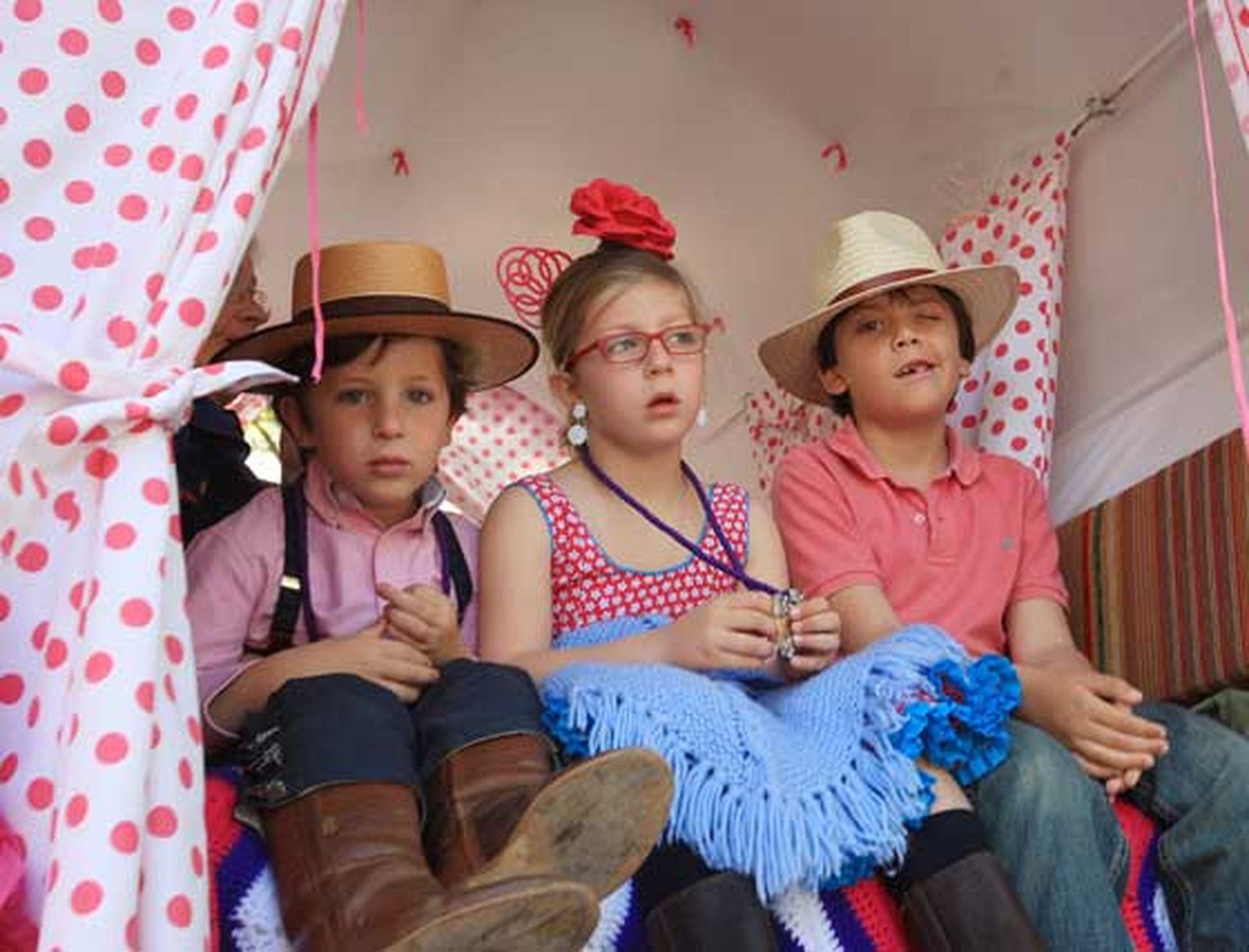La hermandad rociera, tras asistir a la misa de romeros en Santo Domingo, coloca el Simpecado de Jerez en la carreta e inicia el camino hacia la aldea de El Rocío

Foto: Juan Carlos Toro