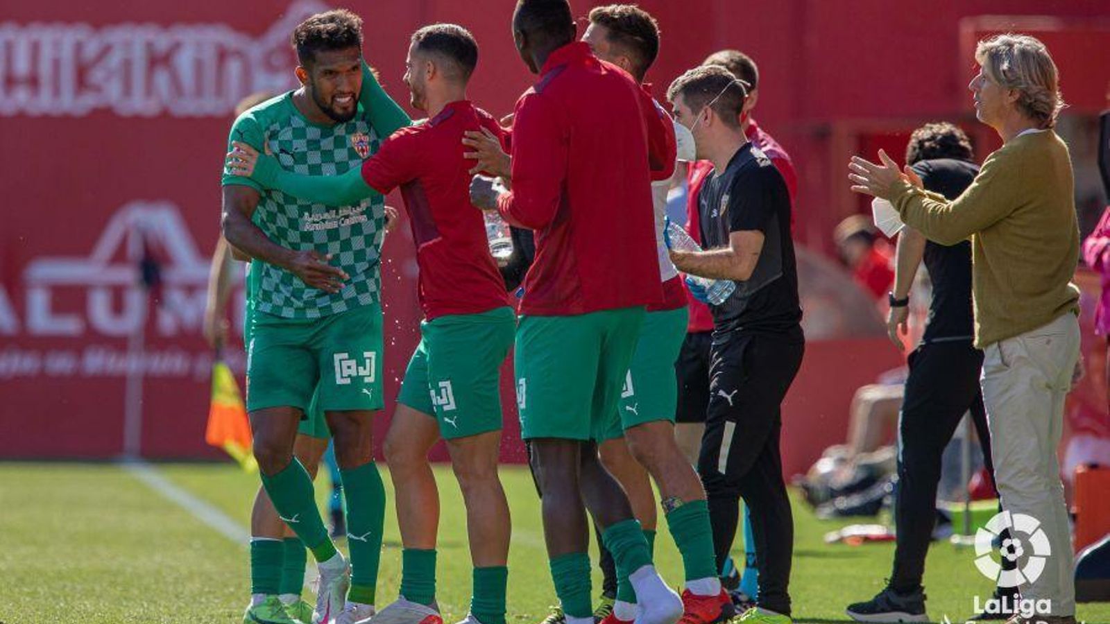 Dyego Sousa quiso festejar sus goles con el banquillo rojiblanco Dyego Sousa quiso festejar sus goles con el banquillo rojiblanco