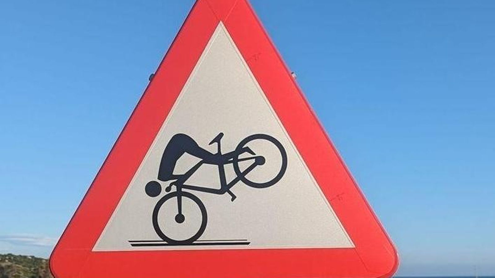 La peculiar señal que advierte del peligro a los cicilistas.