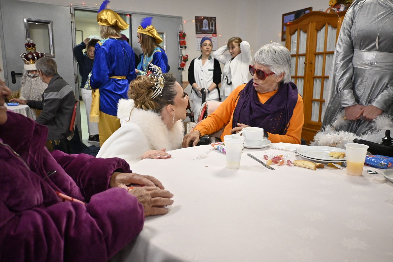 Recorrido fotográfico de los Reyes Magos por el hospital y los centros de mayores en la mañana del 5 de enero en Huelva