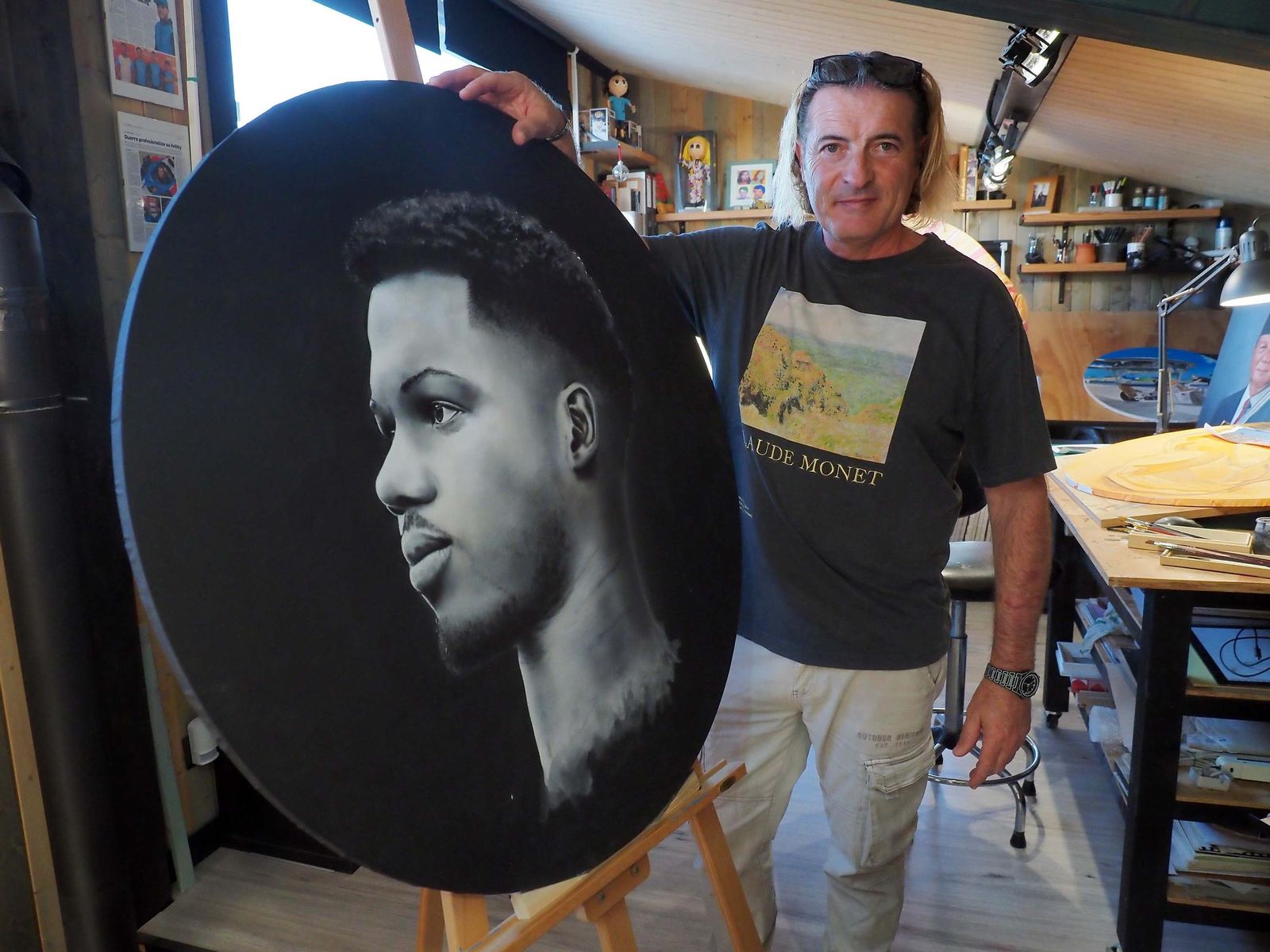 El artista británico muestra el retrato del barcelonista Ansu Fati, en el que trabaja actualmente