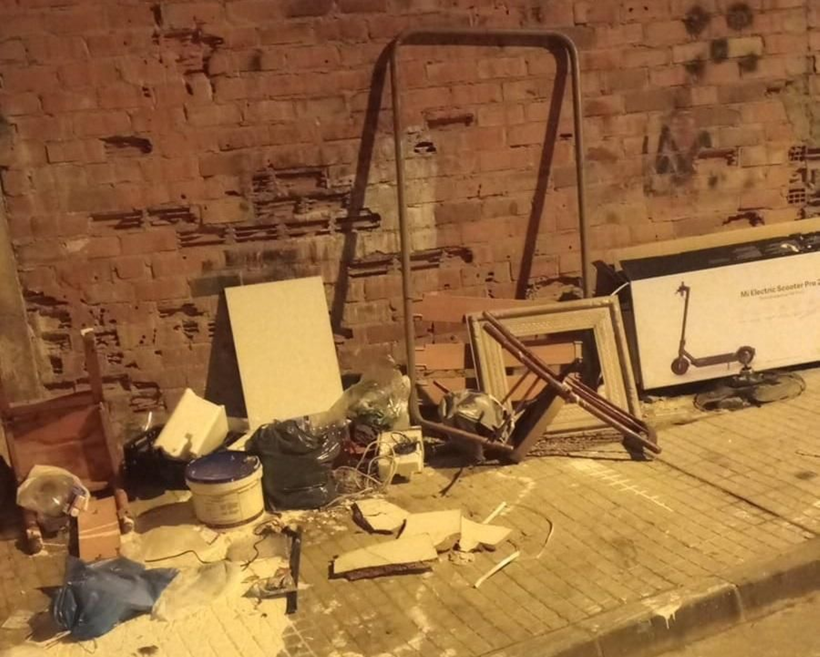 Enseres y basura acumulados en una calle de La Bajadilla.