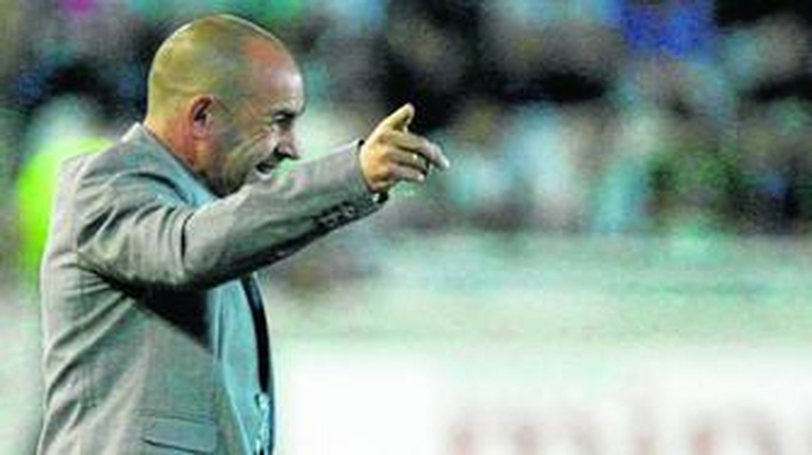 Paco Jémez realiza indicaciones a sus jugadores durante el partido de anoche.