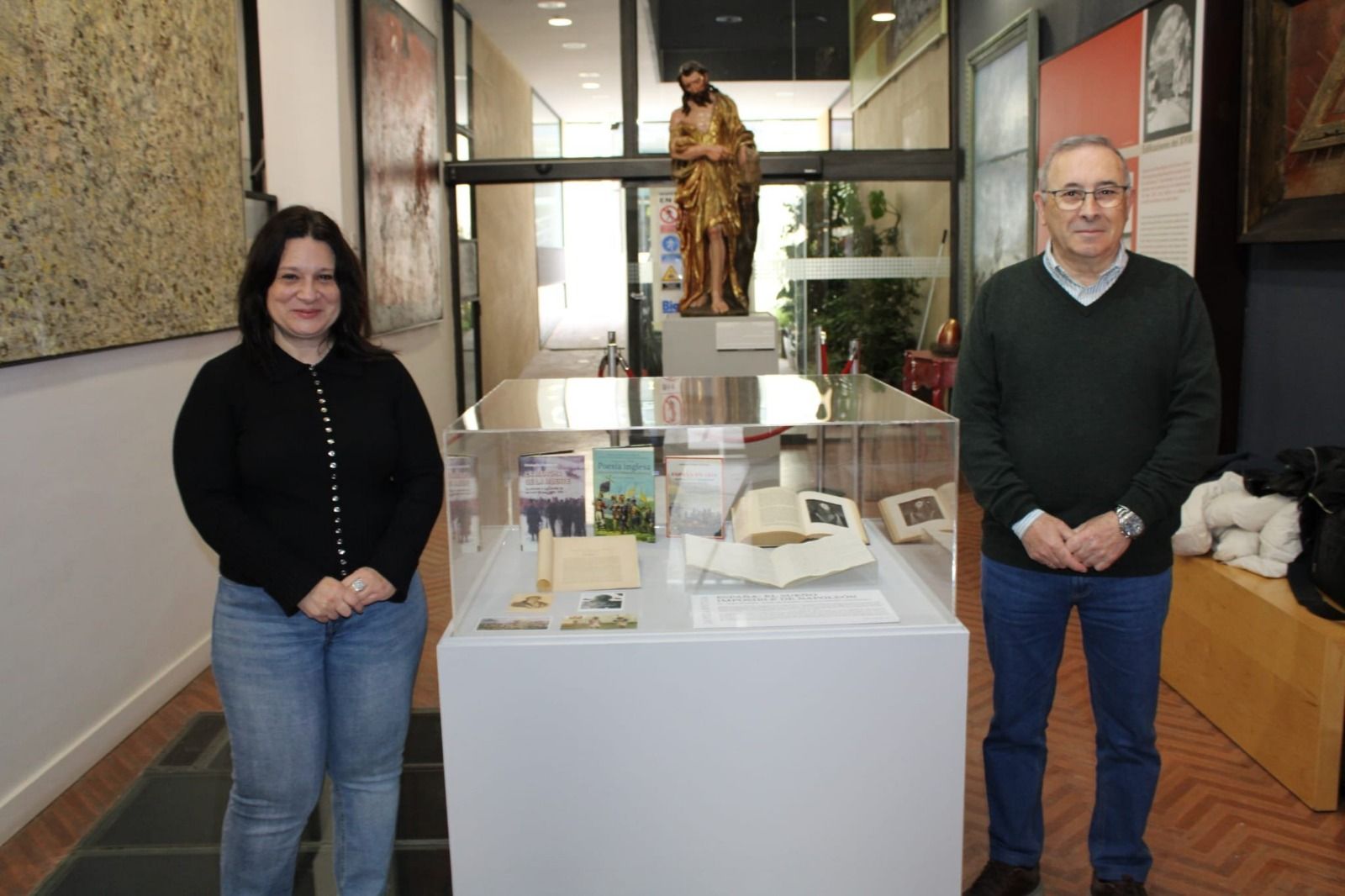 Susana Rivas y José Luis Aragón Panés, junto a los documentos expuestos.