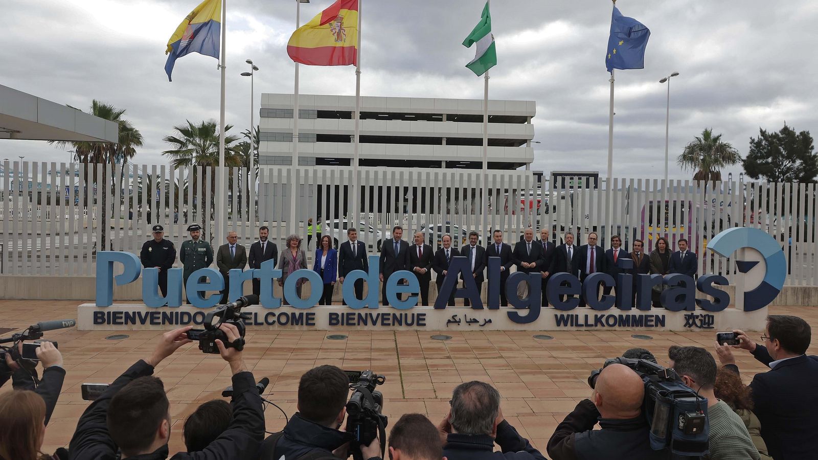 Las autoridades, en el acceso al Puerto de Algeciras.