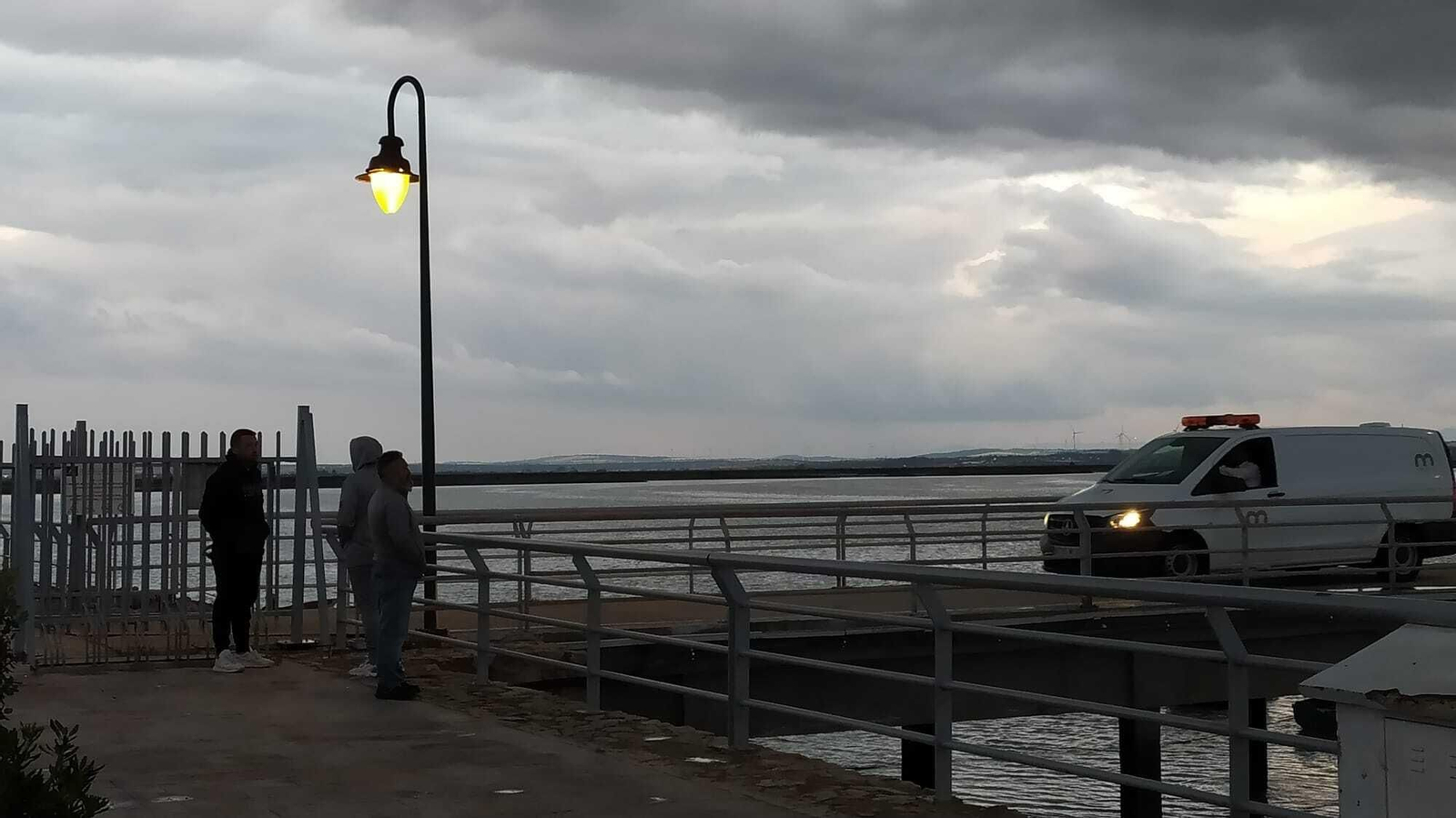 El vehículo de la funerario se marcha del muelle de Gallineras con el hombre fallecido-