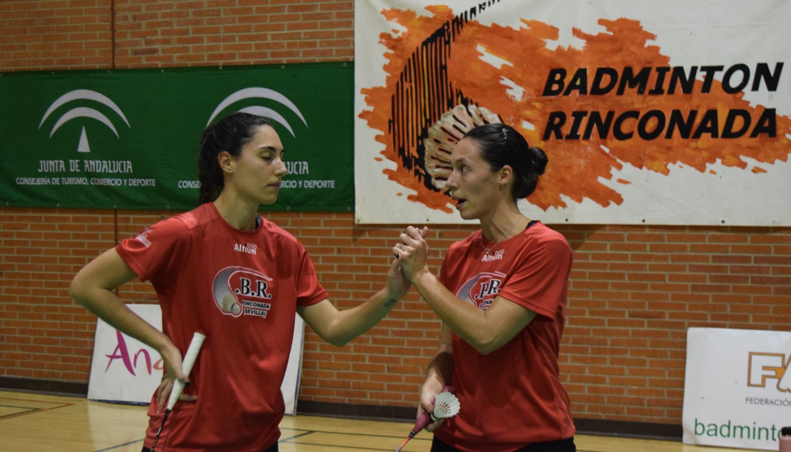 Marta Molina y Laura Molina, durante un partido de dobles de la liga regular en el Fernando Martín.