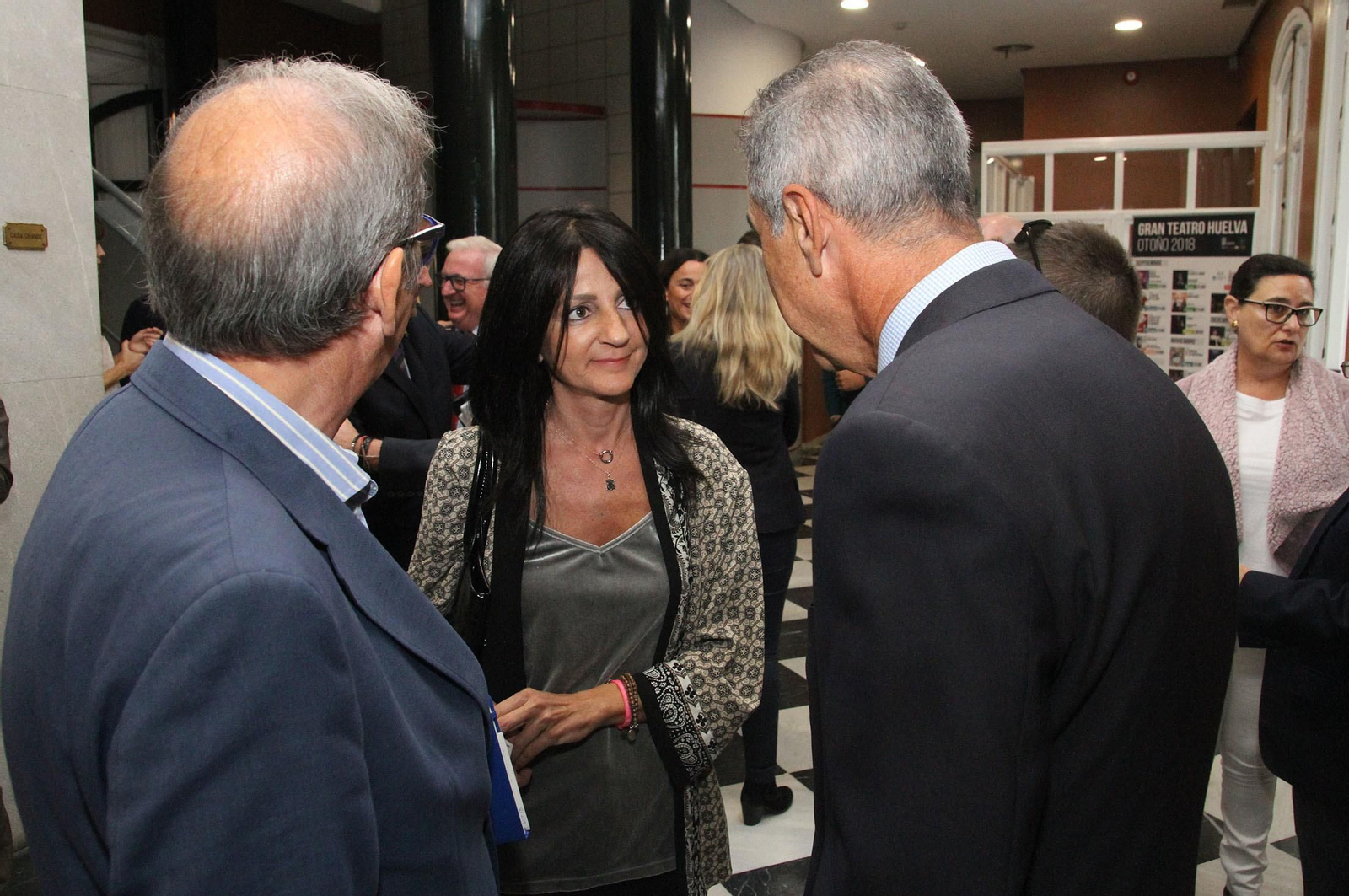 Imágenes de la conferencia y desayuno-coloquio de Gabriel Cruz, alcalde de Huelva
