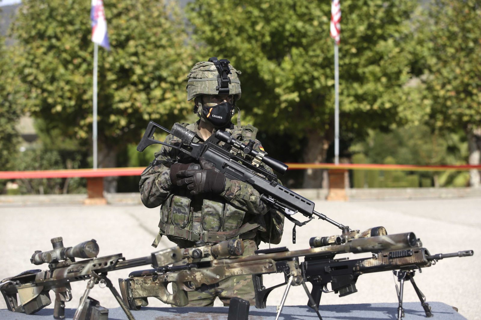 Fotos de la visita de Juanma Moreno a la Legión en Ronda