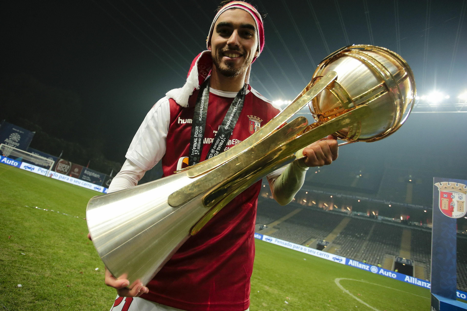 Ricardo Horta, con el título de la Copa de la Liga ganado al Oporto.