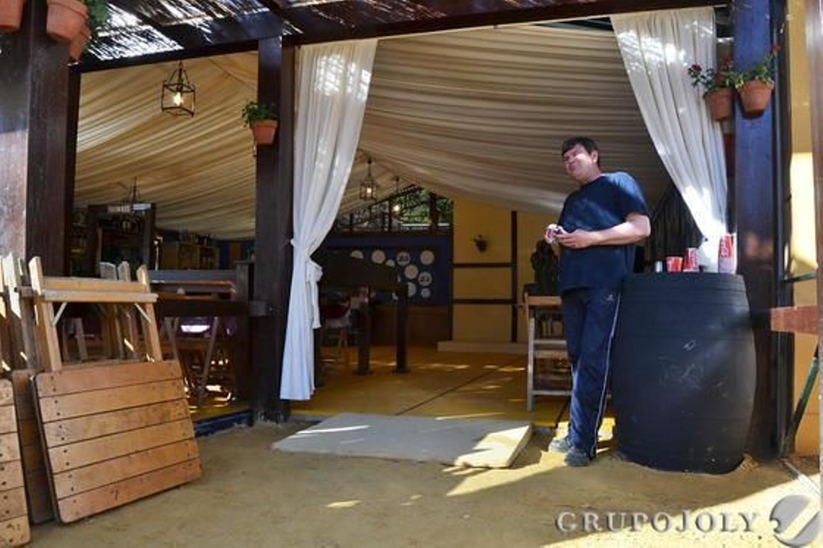 Manuel Luis esperando que lleguen los trabajadores de la caseta que ha vigilado por la noche.

Foto: J.M Peña